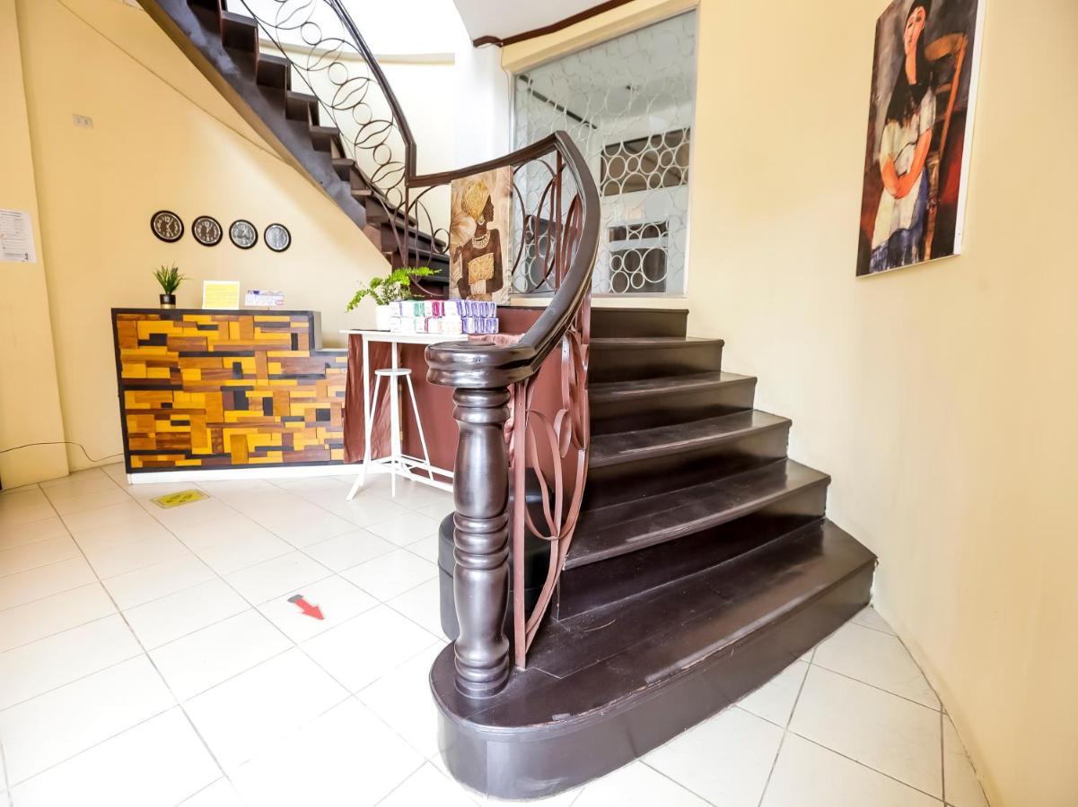 Oyo 759 Royal South Garden Suites Tagaytay City Dış mekan fotoğraf